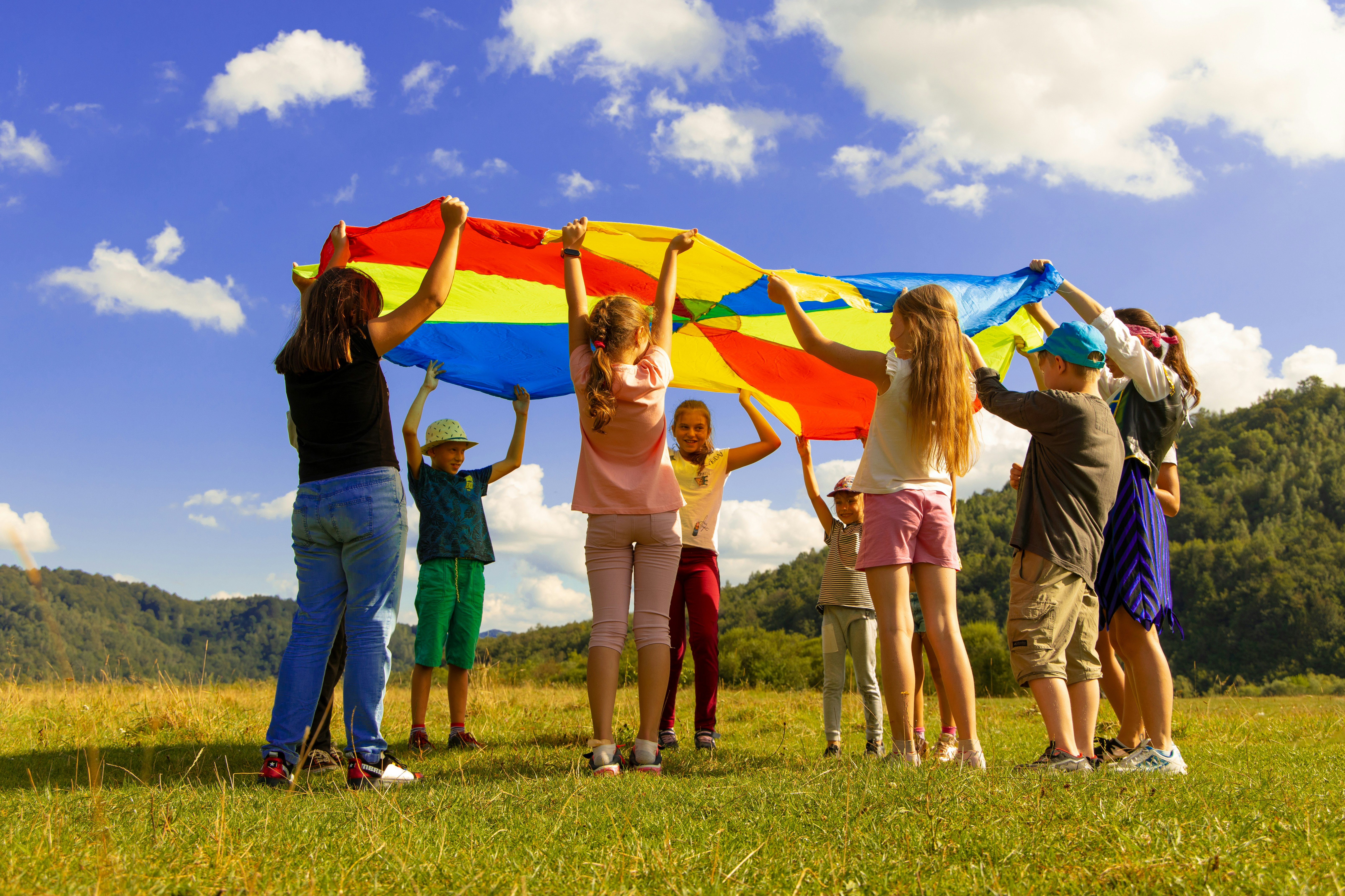 Kinder und Jugendliche bei Gruppenaktivitäten im Freien